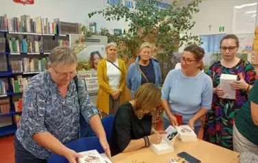 Wrześniowe spotkanie Dyskusyjnego Klubu Książki - Spotkanie autorskie z Wiolettą Sawicką 11