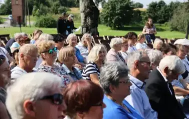 Spotkanie sztuki, łączącym muzykę poważną z wizualną ekspresją plastyczną. 32