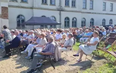 Spotkanie sztuki, łączącym muzykę poważną z wizualną ekspresją plastyczną. 37