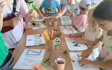Tworzenie babeczek, malowanie imion, tworzenie bransoletek 64