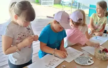 Tworzenie babeczek, malowanie imion, tworzenie bransoletek 65