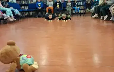 Misiowe Urodziny w Bibliotece &ndash; świętujemy z grupą &bdquo;Myszki&rdquo;! 2025 52