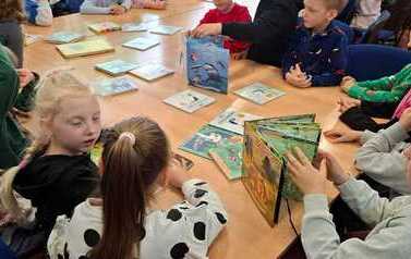 Tydzień Bibliotek pełen uśmiech&oacute;w i niezwykłych gości ,,Myszki,, i ,,Motylki,, 3