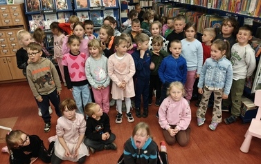 Tydzień Bibliotek pełen uśmiech&oacute;w i niezwykłych gości ,,Myszki,, i ,,Motylki,, 13