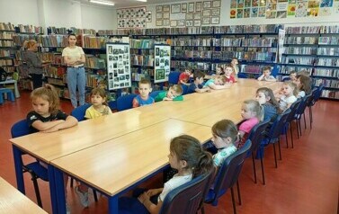 Liski w bibliotece  10