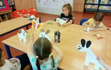 Liski w bibliotece  12