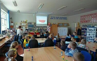 Zajęcia biblioteczne z uczniami klas I  5