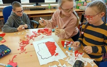 Warsztaty patriotyczne o świętach majowych z klasami III 4