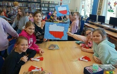 Warsztaty patriotyczne o świętach majowych z klasami III 5