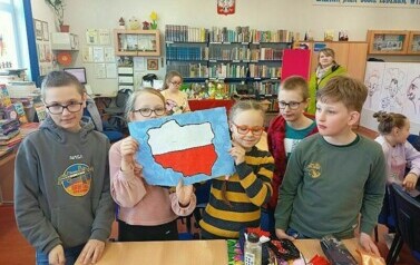 Warsztaty patriotyczne o świętach majowych z klasami III 41