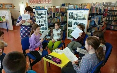 Lekcja biblioteczna o Wielkanocy i konkurs głosnego czytania z klasami III  1