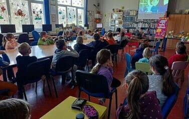 Lekcja biblioteczna o Wielkanocy i konkurs głosnego czytania z klasami III  2