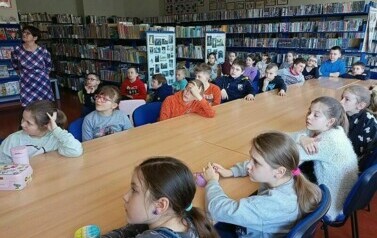 Lekcja biblioteczna o Wielkanocy i konkurs głosnego czytania z klasami III  3