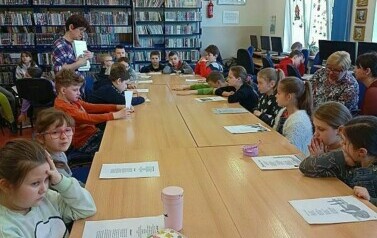 Lekcja biblioteczna o Wielkanocy i konkurs głosnego czytania z klasami III  4