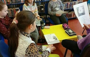 Lekcja biblioteczna o Wielkanocy i konkurs głosnego czytania z klasami III  6