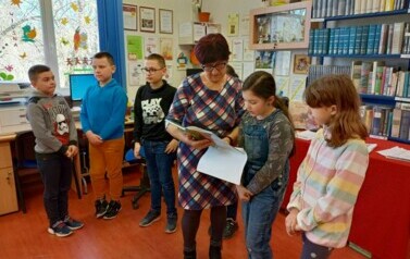 Lekcja biblioteczna o Wielkanocy i konkurs głosnego czytania z klasami III  9