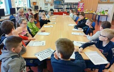 Lekcja biblioteczna o Wielkanocy i konkurs głosnego czytania z klasami III  10