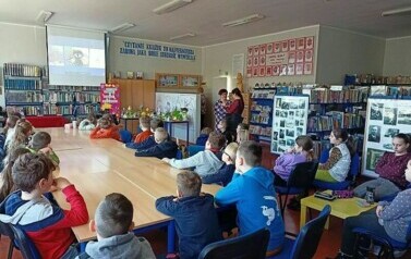 Lekcja biblioteczna o Wielkanocy i konkurs głosnego czytania z klasami III  11