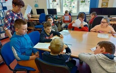Lekcja biblioteczna o Wielkanocy i konkurs głosnego czytania z klasami III  12