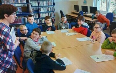 Lekcja biblioteczna o Wielkanocy i konkurs głosnego czytania z klasami III  13