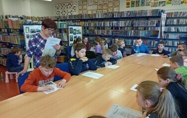 Lekcja biblioteczna o Wielkanocy i konkurs głosnego czytania z klasami III  14