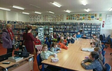 Lekcja biblioteczna o Wielkanocy i konkurs głosnego czytania z klasami III  16