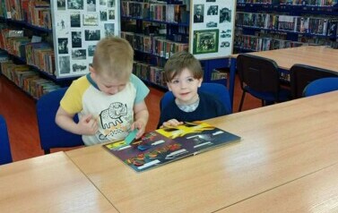 S&oacute;wki w bibliotece 1