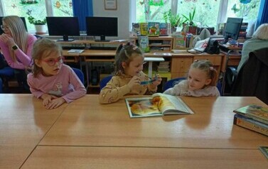 S&oacute;wki w bibliotece 8