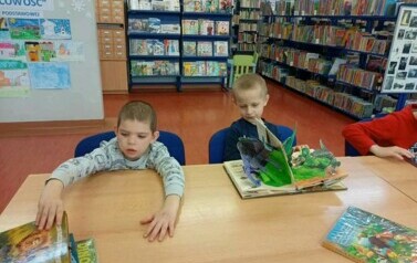 S&oacute;wki w bibliotece 9