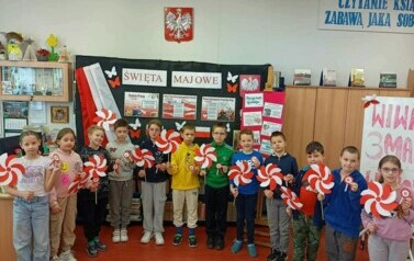 Lekcja patriotyzmu i warsztaty plastyczne z klasami II i III 25