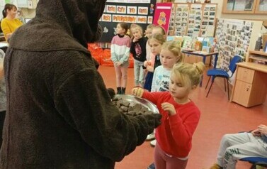 Pluszowy Miś z klasą Ib i IIIa 7