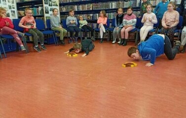 Pluszowy Miś z klasą Ib i IIIa 21