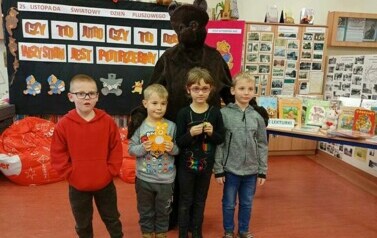 Pluszowy Miś z klasą Ib i IIIa 38
