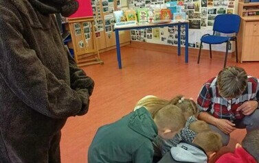 Pluszowy Miś z klasą Ib i IIIa 41