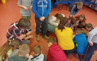 Pluszowy Miś z klasą Ib i IIIa 54