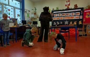Pluszowy Miś z klasą Ib i IIIa 66