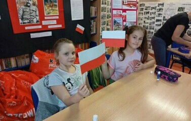 Lekcja patriotyczna i warsztaty plastyczne z klasą IIb i IIIb 2