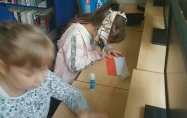 Lekcja patriotyczna i warsztaty plastyczne z klasą IIb i IIIb 5