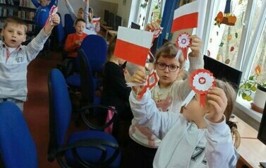 Lekcja patriotyczna i warsztaty plastyczne z klasą IIb i IIIb 10
