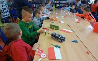 Lekcja patriotyczna i warsztaty plastyczne z klasą IIb i IIIb 11
