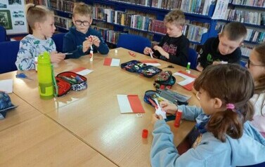 Lekcja patriotyczna i warsztaty plastyczne z klasą IIb i IIIb 12