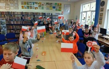 Lekcja patriotyczna i warsztaty plastyczne z klasą IIb i IIIb 16