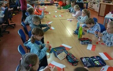 Lekcja patriotyczna i warsztaty plastyczne z klasą IIb i IIIb 41