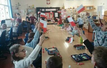 Lekcja patriotyczna i warsztaty plastyczne z klasą IIb i IIIb 42