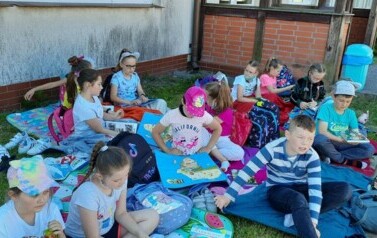 Piknik czytelniczy z klasami II a i II b 1