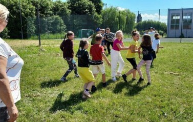 Piknik czytelniczy z klasami II a i II b 5