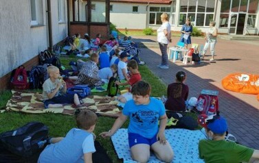 Piknik czytelniczy z klasami II a i II b 6