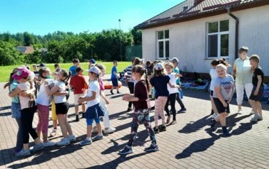 Piknik czytelniczy z klasami II a i II b 11