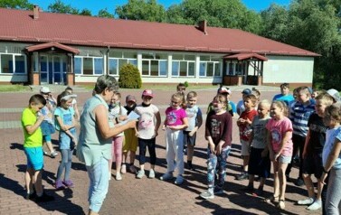 Piknik czytelniczy z klasami II a i II b 12