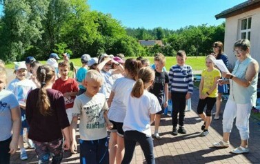 Piknik czytelniczy z klasami II a i II b 16